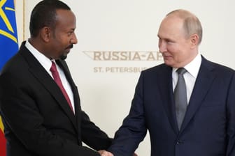 Russlands Autokrat Putin begrüßt den äthiopischen Premierminister Abiy Ahmed in St. Petersburg.