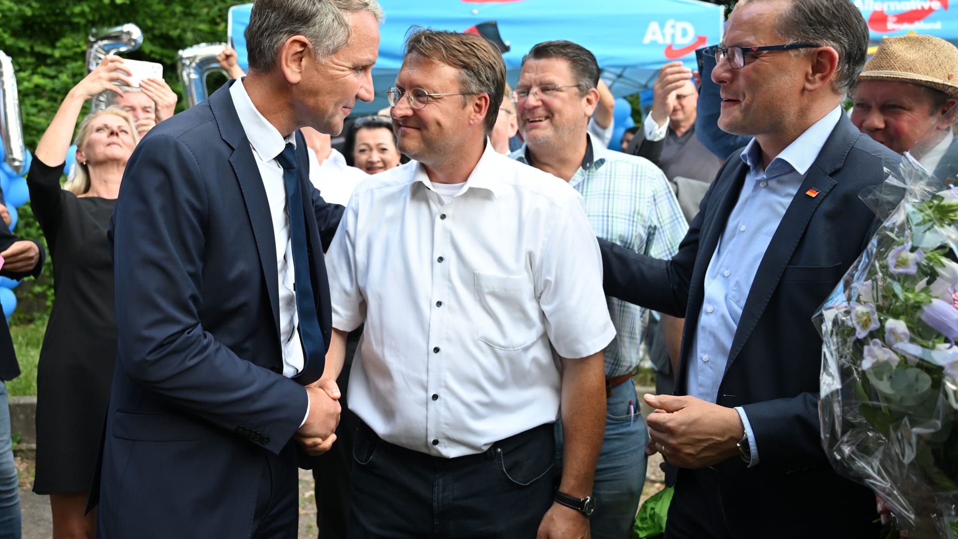 Robert Sesselmann: Nachdem dem AfD-Politiker die Partei-Oberen Björn Höcke und Tino Chrupalla schon zur Wahl zum Landrat in Sonneberg gratuliert hatten, ist jetzt klar, dass der AfD-Politiker das Amt auch ausführen darf.