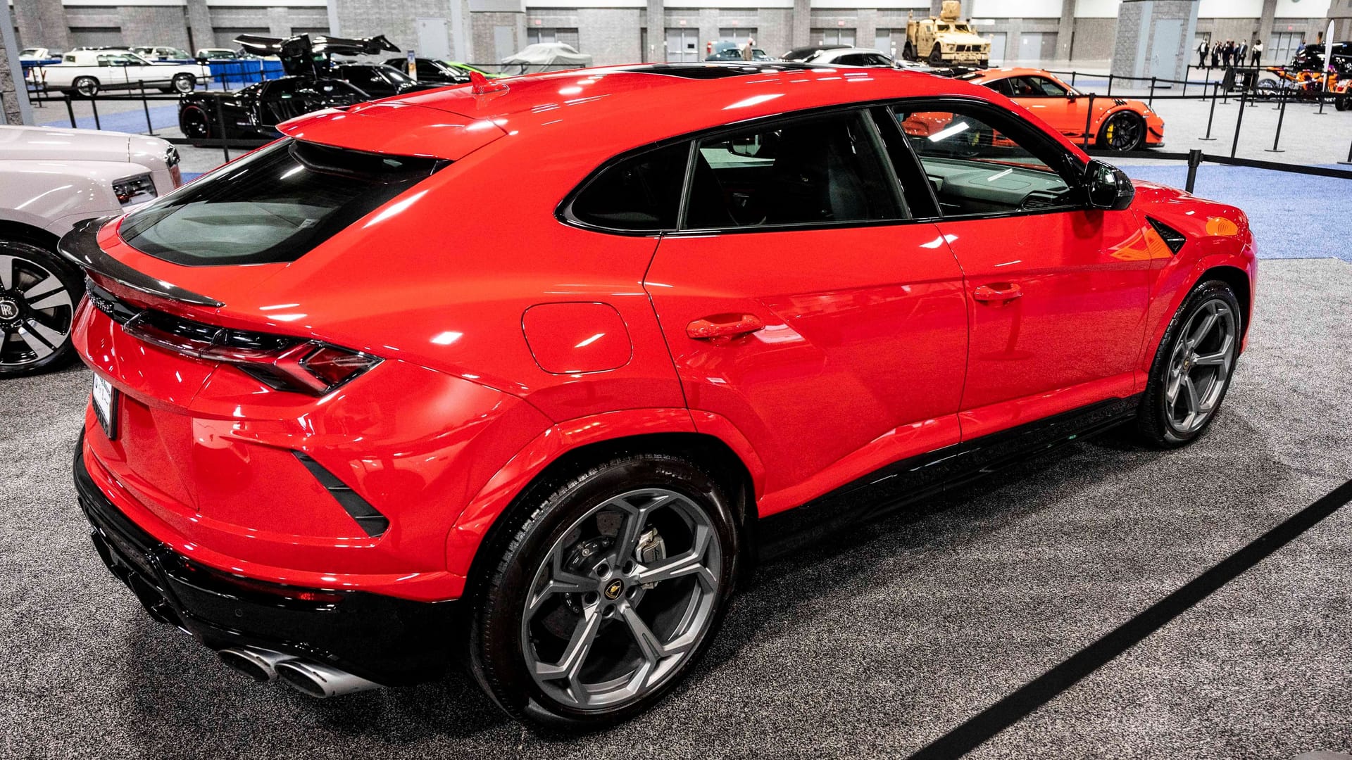Ein Lamborghini Urus (Symbolbild): In einem solchen Fahrzeug krachten sechs Passagiere nahe London in einen Lieferwagen der Post. Ein Lamborghini Urus (Symbolbild): In einem solchen Fahrzeug krachten sechs Passagiere nahe London in einen Lieferwagen der Post.