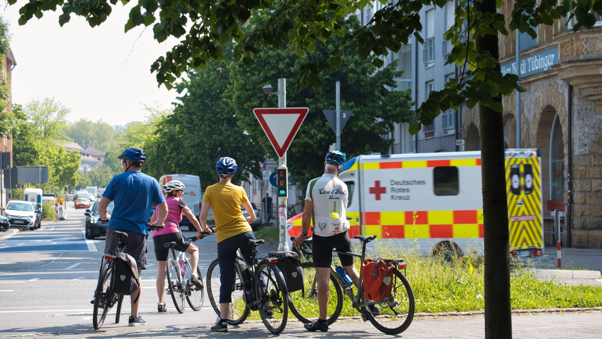 Radler und Rettungswagen in Konstanz (Archivfoto): Ein Mann kam bei einem Unfall ums Leben. Radler und Rettungswagen in Konstanz (Archivfoto): Ein Mann kam bei einem Unfall ums Leben.
