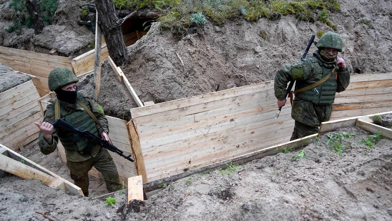 Russische Soldaten errichten Gräben am Dnjepr-Ufer.