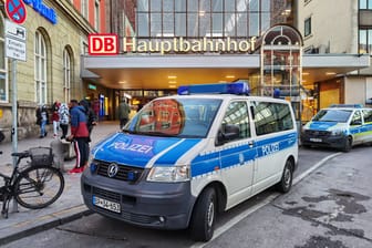 Ein Auto der Bundespolizei am Münchner Hauptbahnhof (Symbolbild): Nach einer Kontrolle am Ausgang Arnulfstraße hat eine Betrunkene eine Beamtin verletzt.