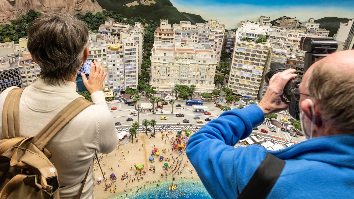 Besucher im Hamburger Miniatur Wunderland fotografieren das Modell von Rio de Janeiro: 20.000 FIguren sind in der Modellbau-Stadt mit ihren 46 Quadratmetern zu sehen.