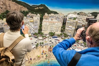 Besucher im Hamburger Miniatur Wunderland fotografieren das Modell von Rio de Janeiro: 20.000 FIguren sind in der Modellbau-Stadt mit ihren 46 Quadratmetern zu sehen.