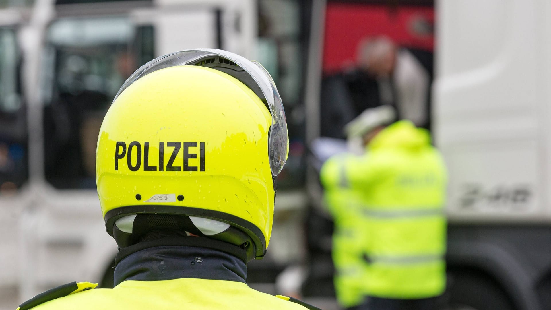 Polizisten auf der A1 (Symbolfoto): Ein verunglückter Lkw alarmiert die Rettungskräfte.