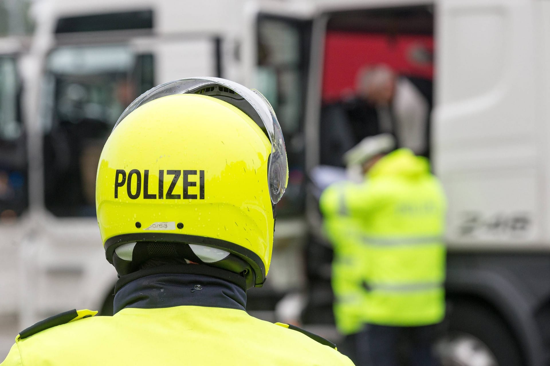 Polizisten auf der A1 (Symbolfoto): Ein verunglückter Lkw alarmiert die Rettungskräfte.