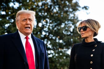 Donald und Melania Trump (Archivbild): Der ehemalige US-Präsident soll Angst vor seiner Frau haben.