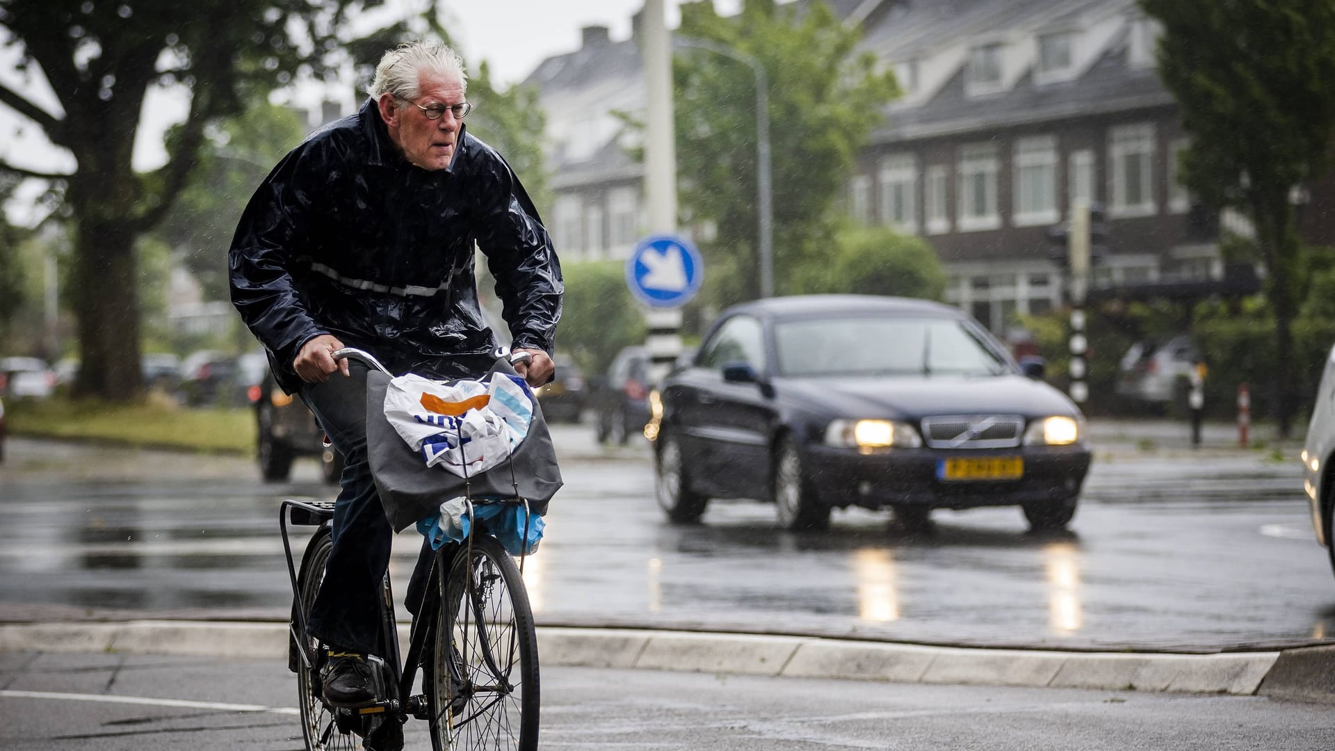 Ein Radfahrer kämpft gegen die Windböen in Haarlem: Zuletzt erlebten die Niederländer 2020 einen so heftigen Sturm wie "Poly" erlebt.