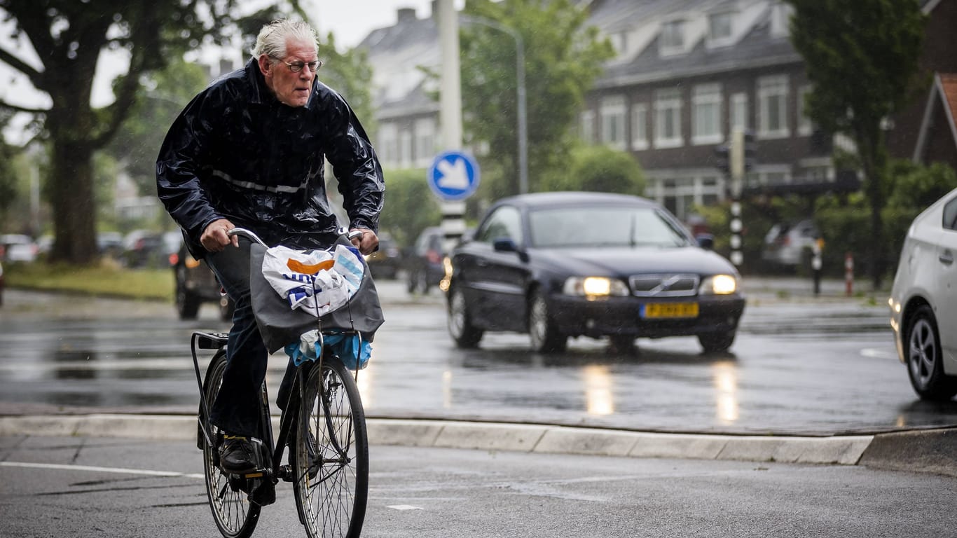 Ein Radfahrer kämpft gegen die Windböen in Haarlem: Zuletzt erlebten die Niederländer 2020 einen so heftigen Sturm wie "Poly" erlebt.