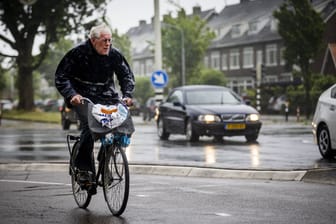 Ein Radfahrer kämpft gegen die Windböen in Haarlem: Zuletzt erlebten die Niederländer 2020 einen so heftigen Sturm wie "Poly" erlebt.