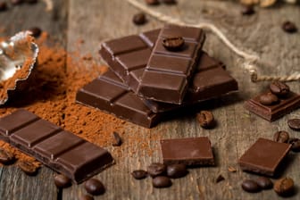 Wer gern Schokolade nascht, sollte dem Herzen zuliebe lieber die dunkle Variante bevorzugen.