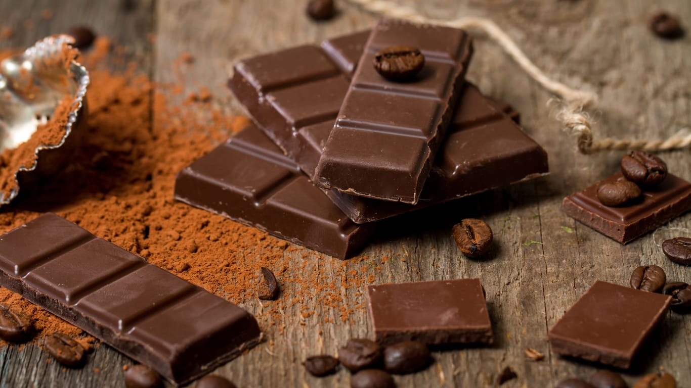 Wer gern Schokolade nascht, sollte dem Herzen zuliebe lieber die dunkle Variante bevorzugen.