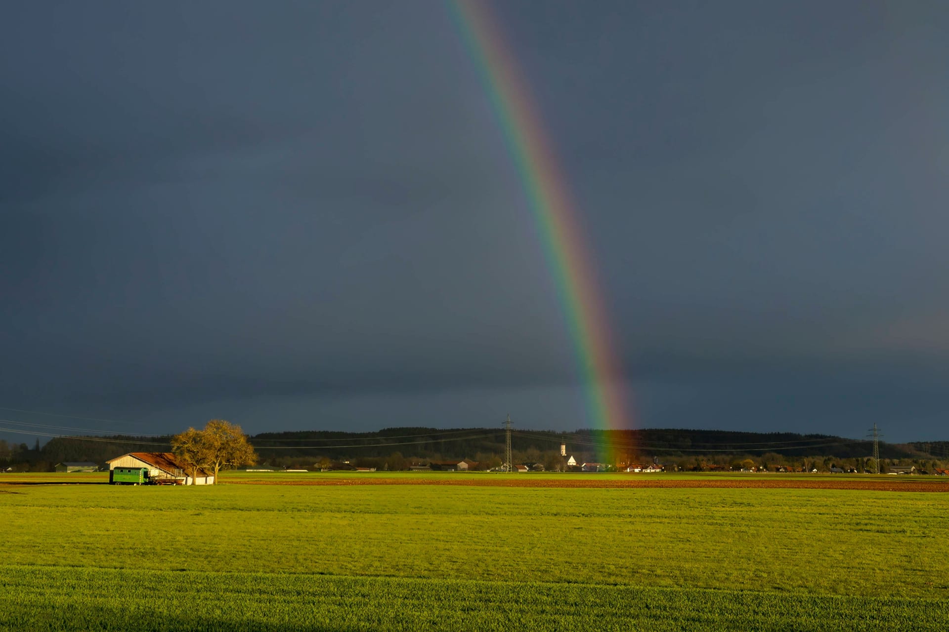 Regenbogen über Stockheim im Allgäu: Die kommenden Tage bieten Regen, Sturm und Sonnenschein.