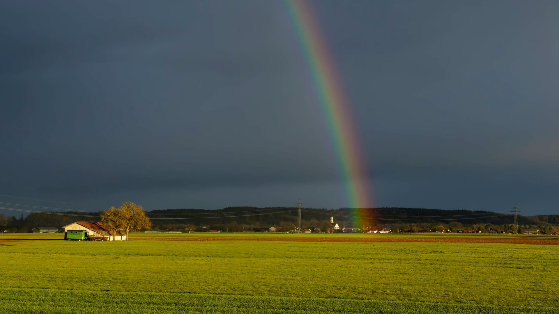 Regenbogen über Stockheim im Allgäu: Die kommenden Tage bieten Regen, Sturm und Sonnenschein.