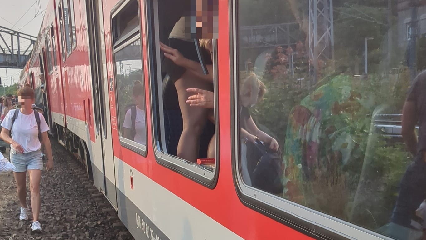 Fahrgäste verlassen den Zug durch eine herausgetretene Scheibe: Ein Mann erlitt Schnittverletzungen am Fuß.
