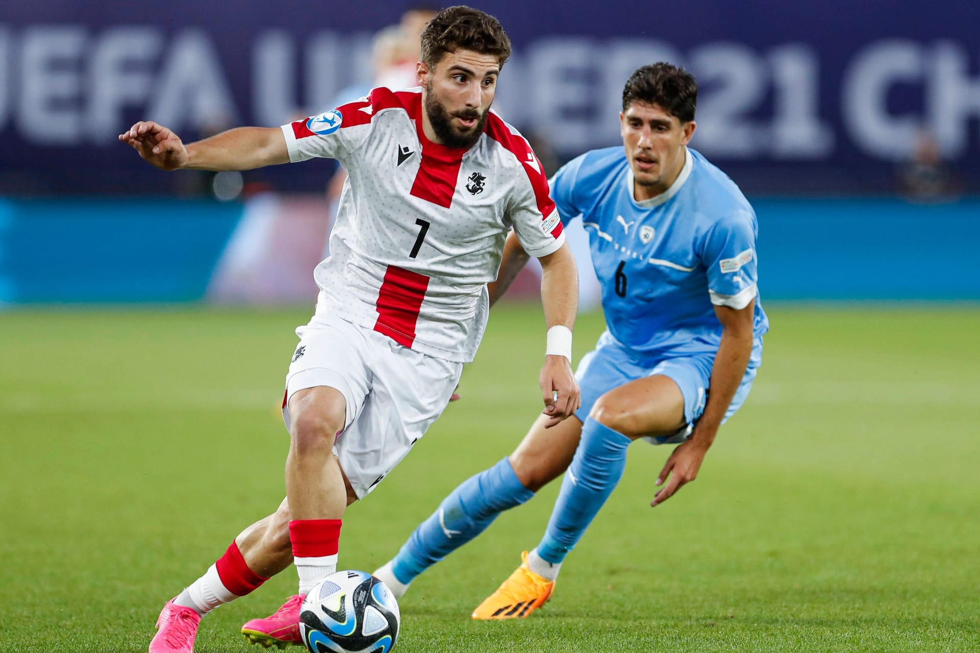 Zuriko Davitashvili (l.) im Duell mit einem israelischen Gegenspieler: Das Viertelfinale bei der U21-EM war hochdramatisch.