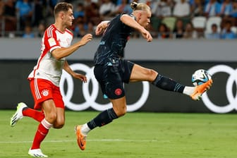 Erling Haaland (r.) und Josip Stanišić: Der Norweger und Manchester City waren im ersten Testspiel im Rahmen der Asienreise eine Nummer zu groß für die Bayern.