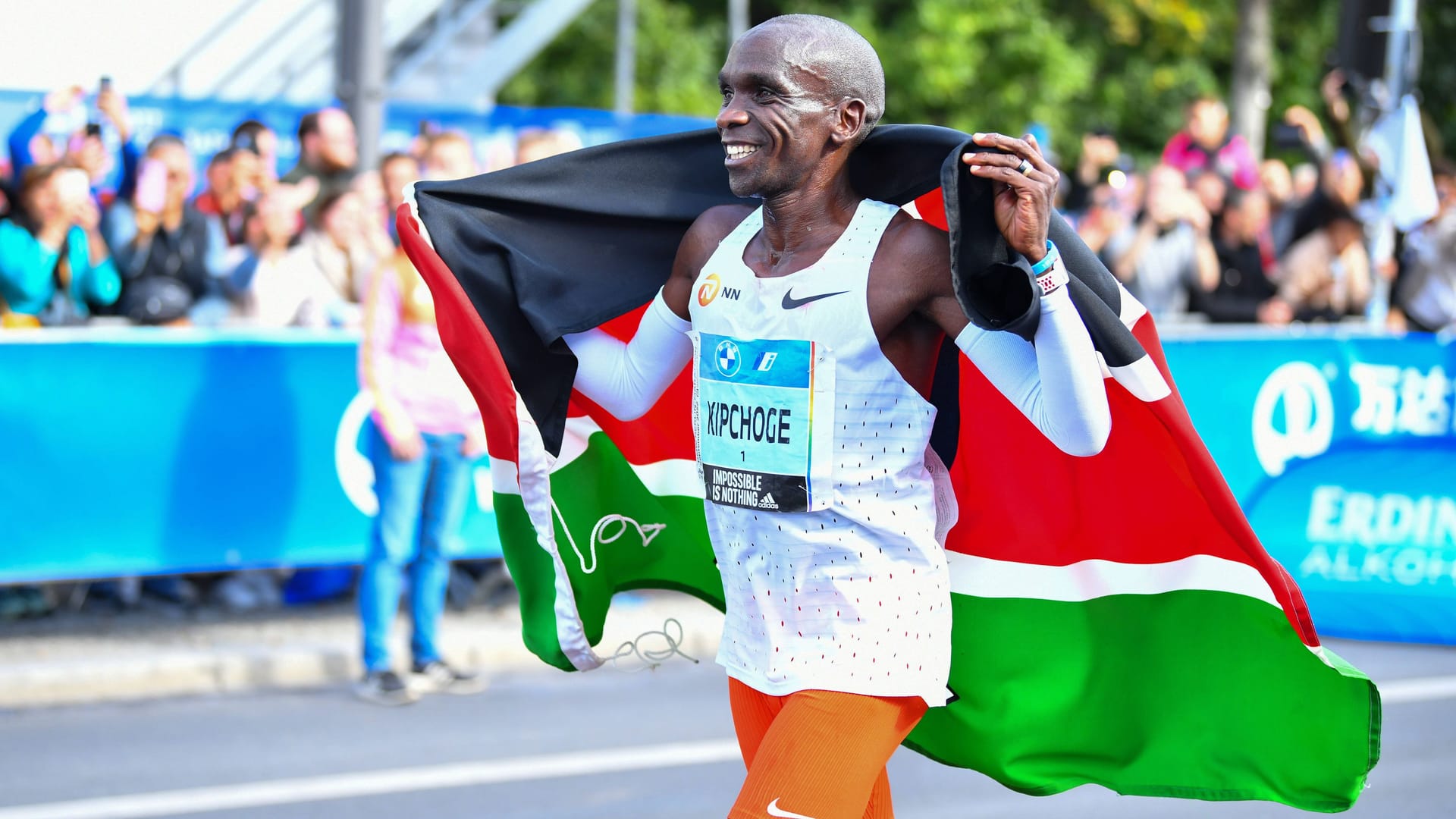 Marathon-Superstar Eliud Kipchoge nach seinem Sieg beim Berlin-Marathon 2022: