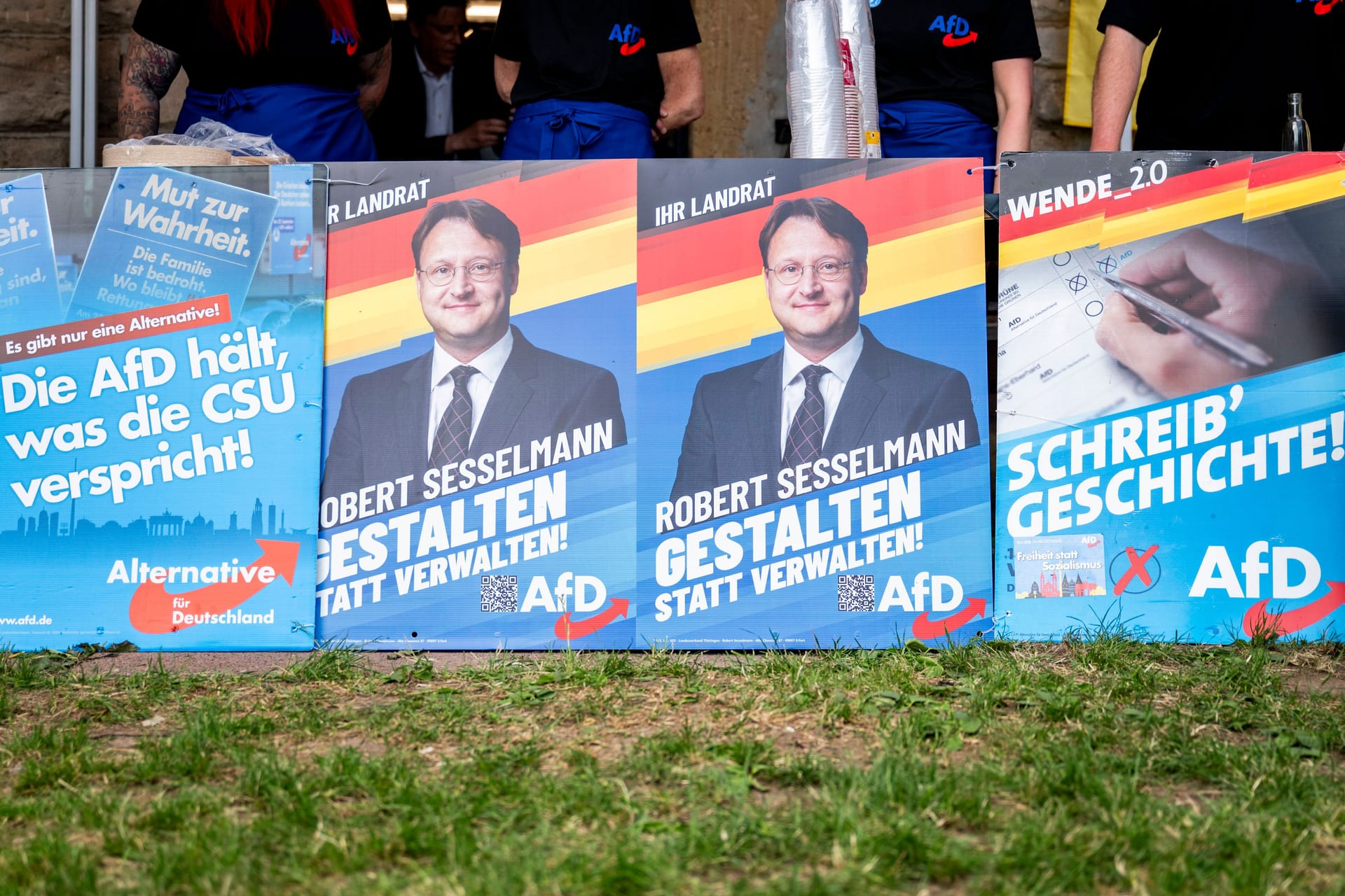 Plakate der AfD in Sonneberg: Robert Sesselmann hat die Wahl zum Landrat in dem Landkreis gewonnen.