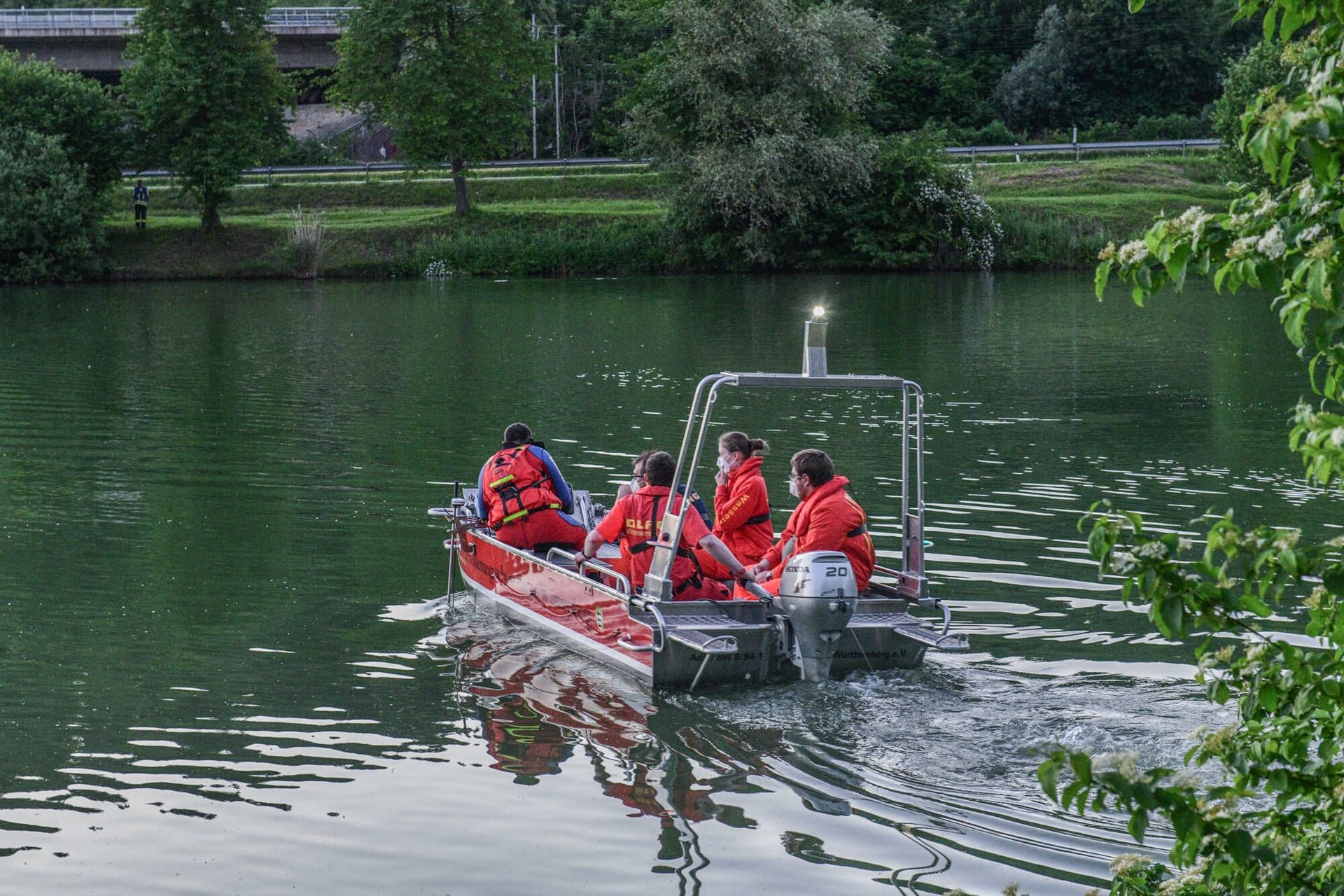 Große Suchaktion an einem Badesee (Symbolbild): Erst nach etwa einer Stunde konnte der Mann aus dem Wasser geborgen werden.