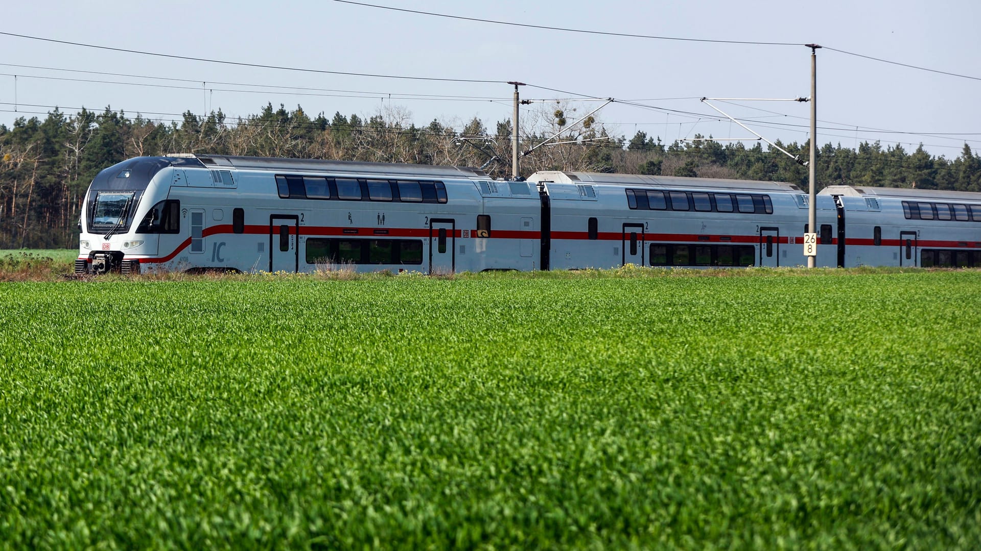 Intercity in Brandenburg (Archivfoto): Eine Panne legte dort einen Schnellzug lahm.