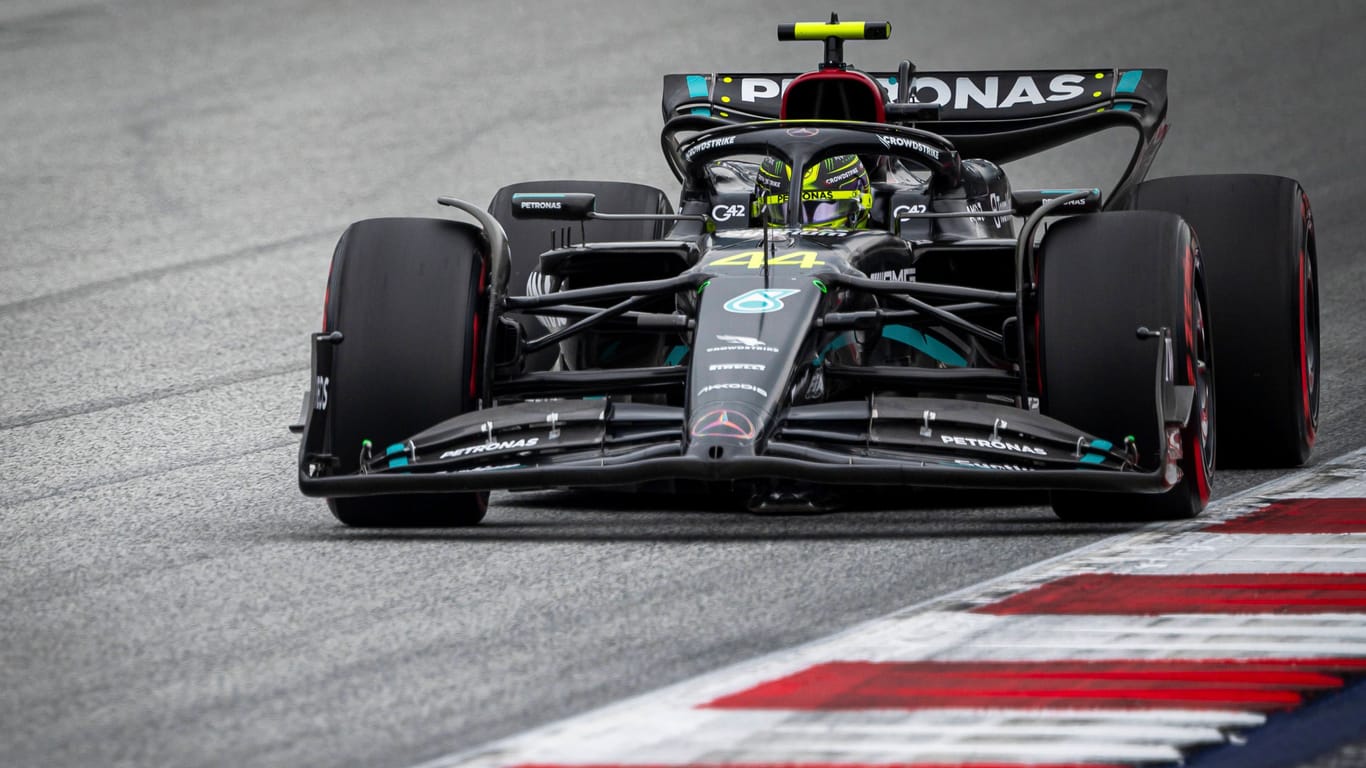 Lewis Hamilton in seinem Mercedes-Boliden: Im Jahr 2024 wird er wohl auch dreimal am Samstag zum Einsatz kommen.