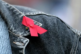 Zeichen der Solidarität: Die rote Schleife ist das Symbol der Verbundenheit mit HIV-Positiven und Aids-Kranken.