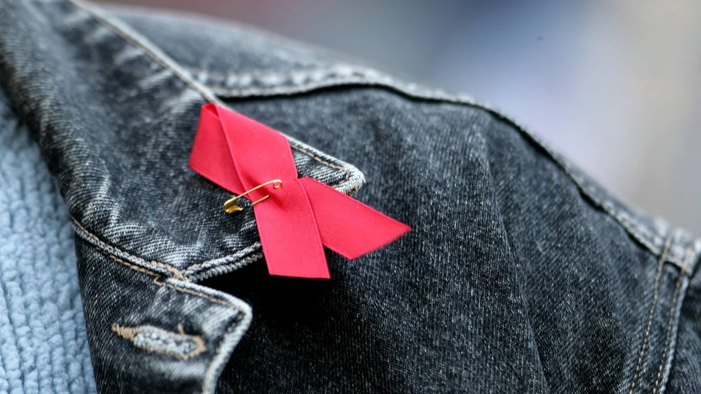 Zeichen der Solidarität: Die rote Schleife ist das Symbol der Verbundenheit mit HIV-Positiven und Aids-Kranken.