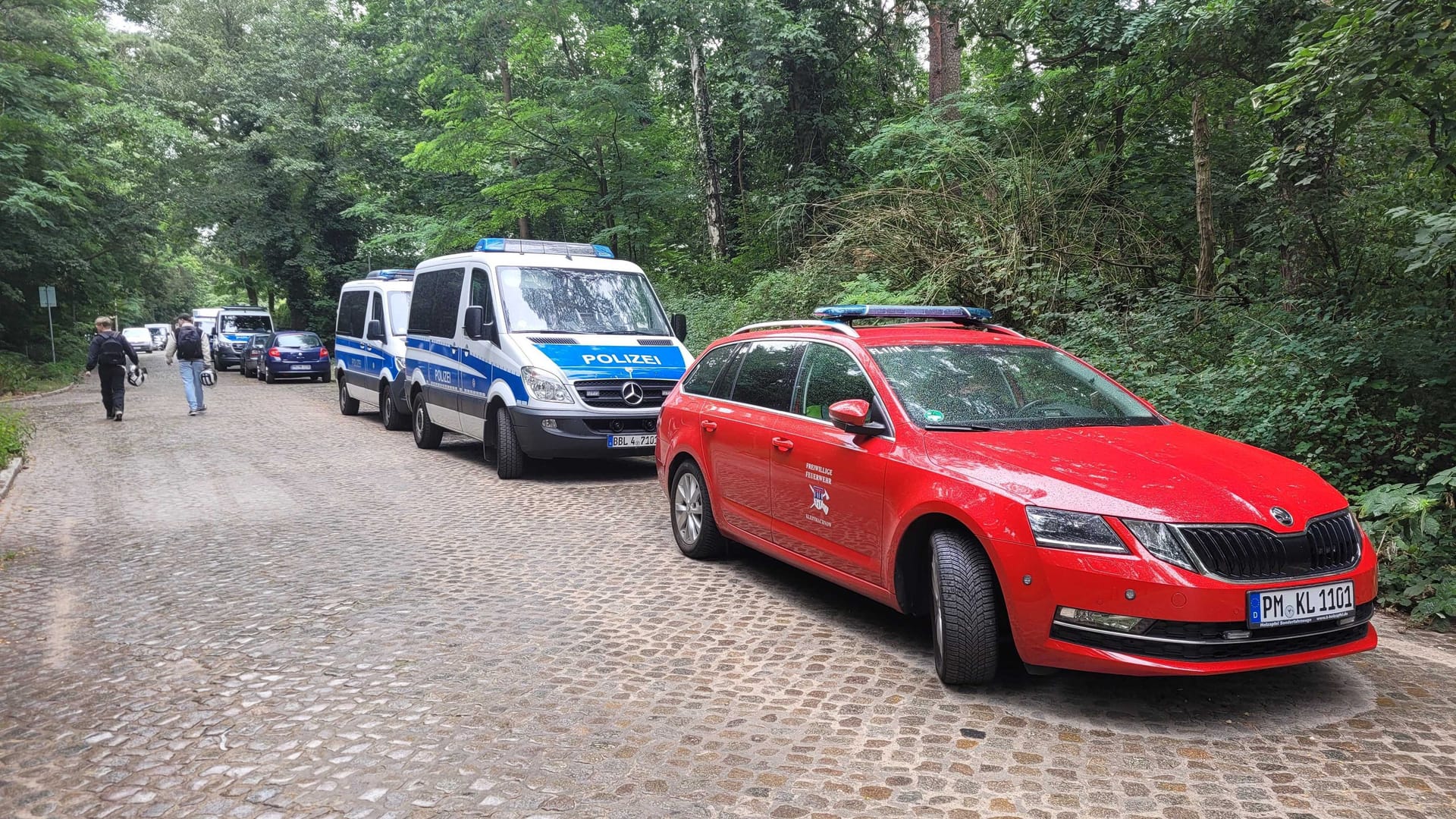 Polizei und Freiwillige Feuerwehr bei der Suche nach der Löwin