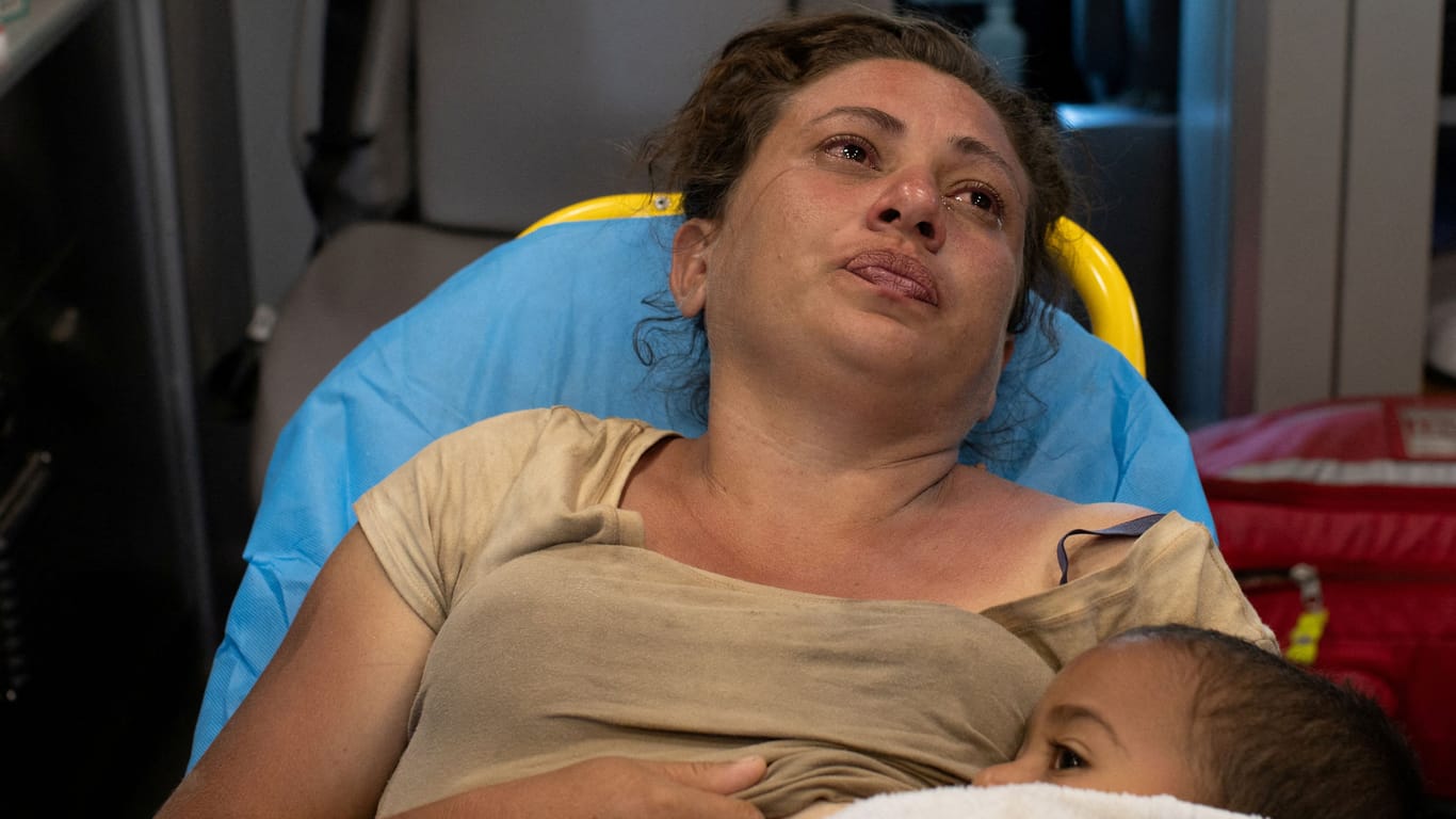 Von der Hitze erschöpft: Eine junge Frau in Texas beim Stillen ihres Säuglings.
