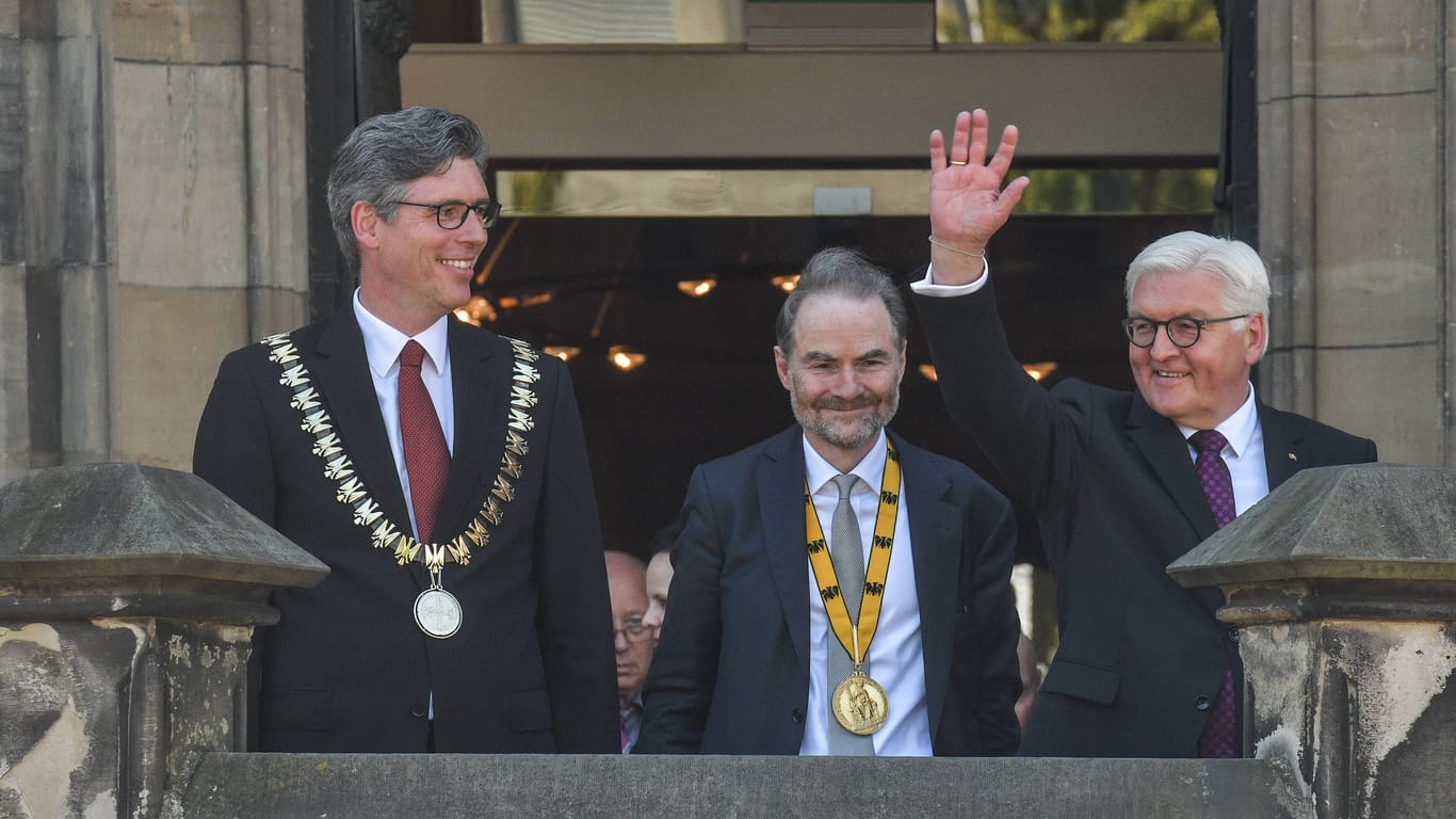 Timothy Garton Ash (m.) mit Bundespräsident Frank-Walter Steinmeier (r.): 2017 erhielt der Historiker den Internationalen Karlspreis.