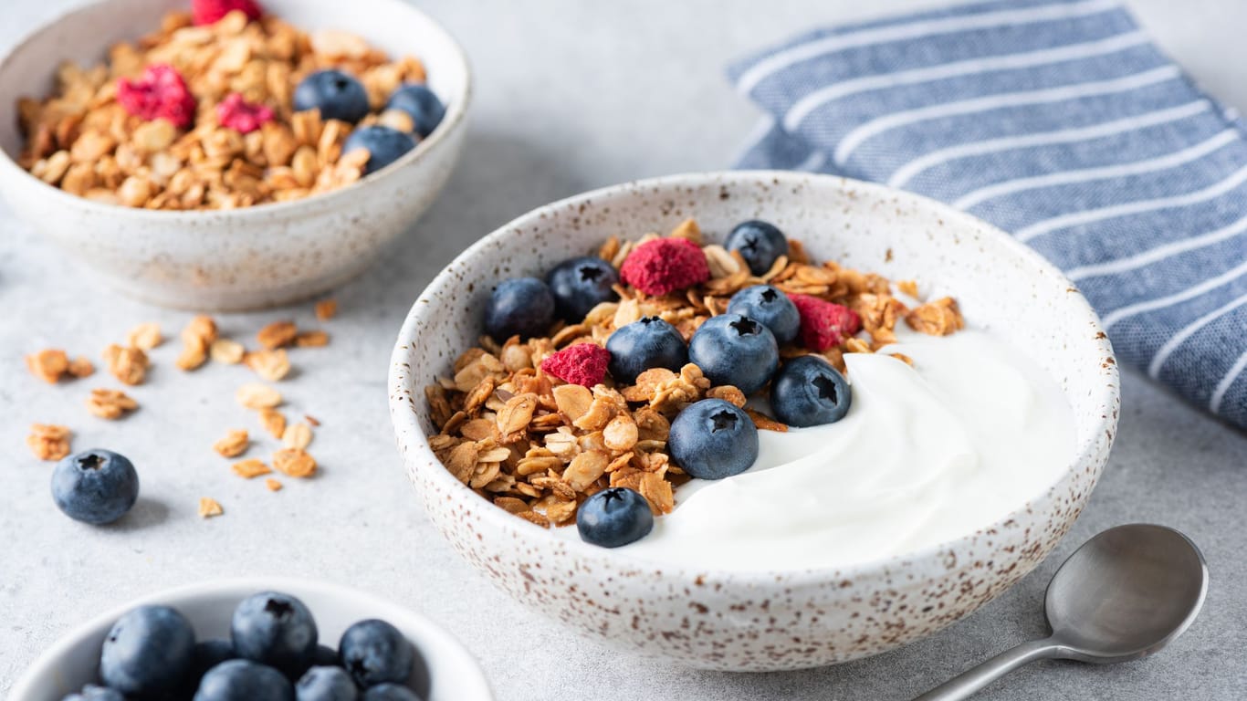 Joghurt mit frischen Beeren und Müsli ist eine hervorragende Wahl für eine köstliche und gesunde Zwischenmahlzeit.