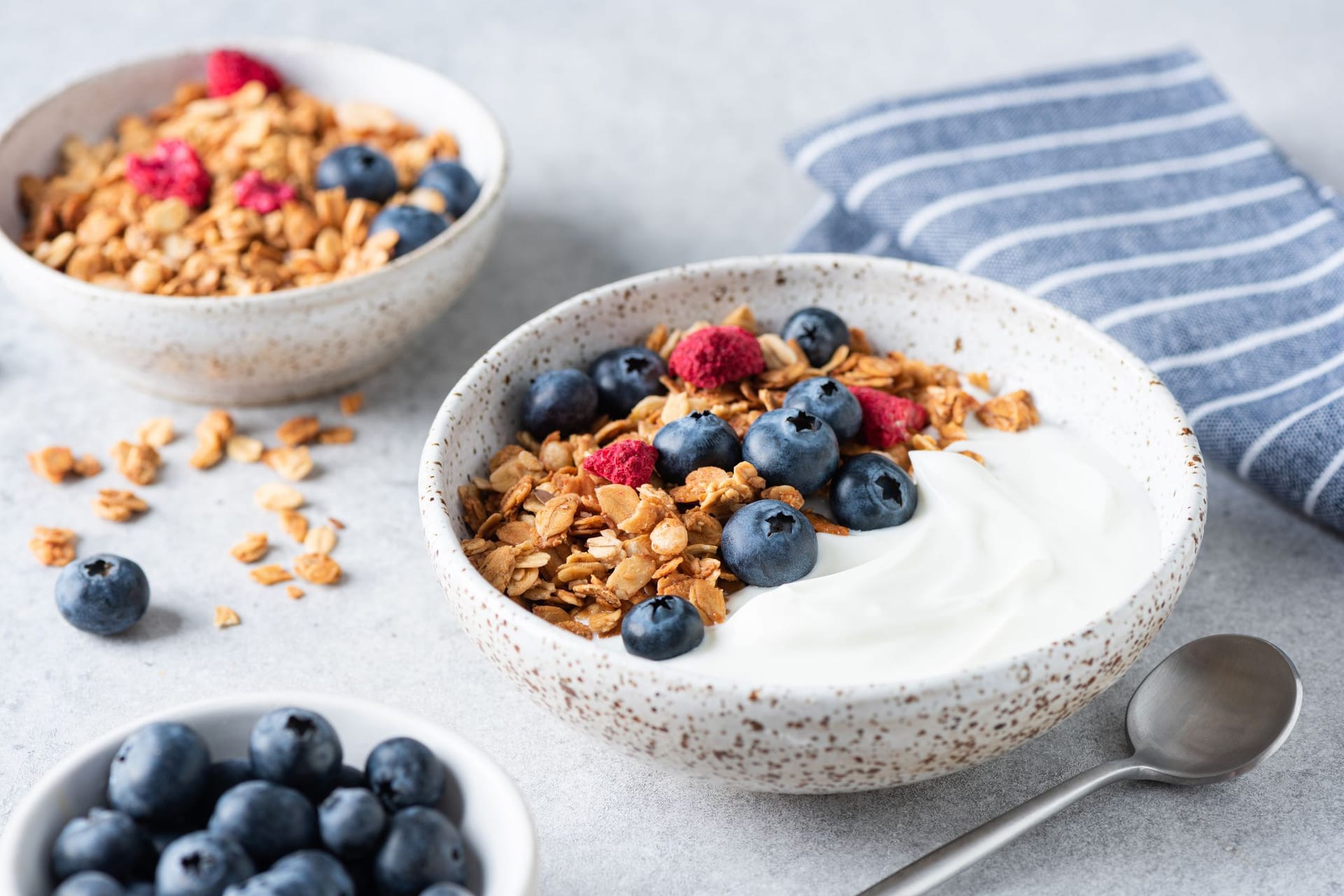 Joghurt mit frischen Beeren und Müsli ist eine hervorragende Wahl für eine köstliche und gesunde Zwischenmahlzeit.