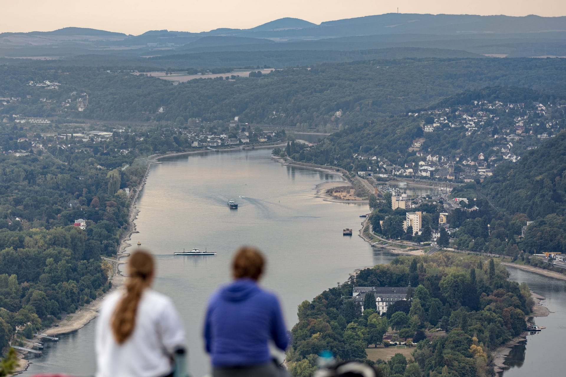 Besuch beim Drachenfels: Von oben gibt es einen tollen Ausblick auf das Rheinland.