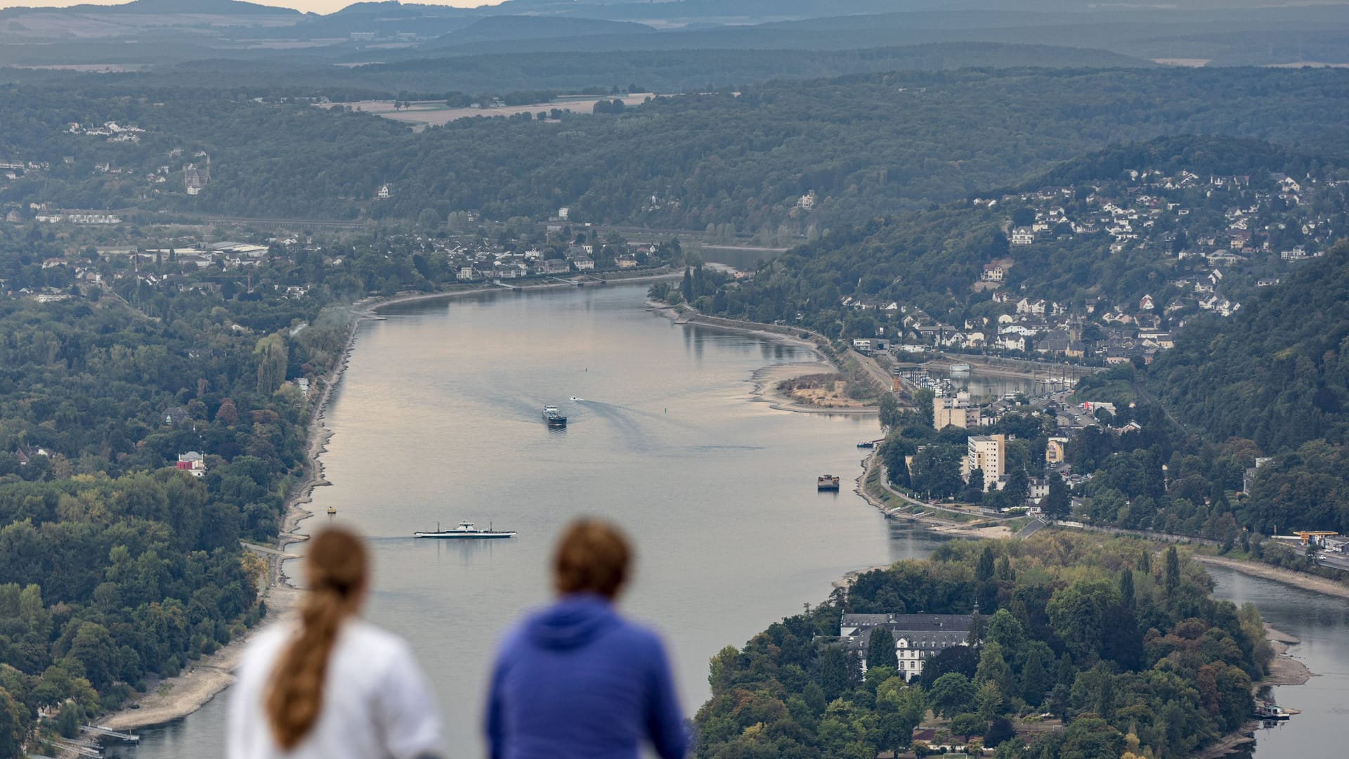 Besuch beim Drachenfels: Von oben gibt es einen tollen Ausblick auf das Rheinland.