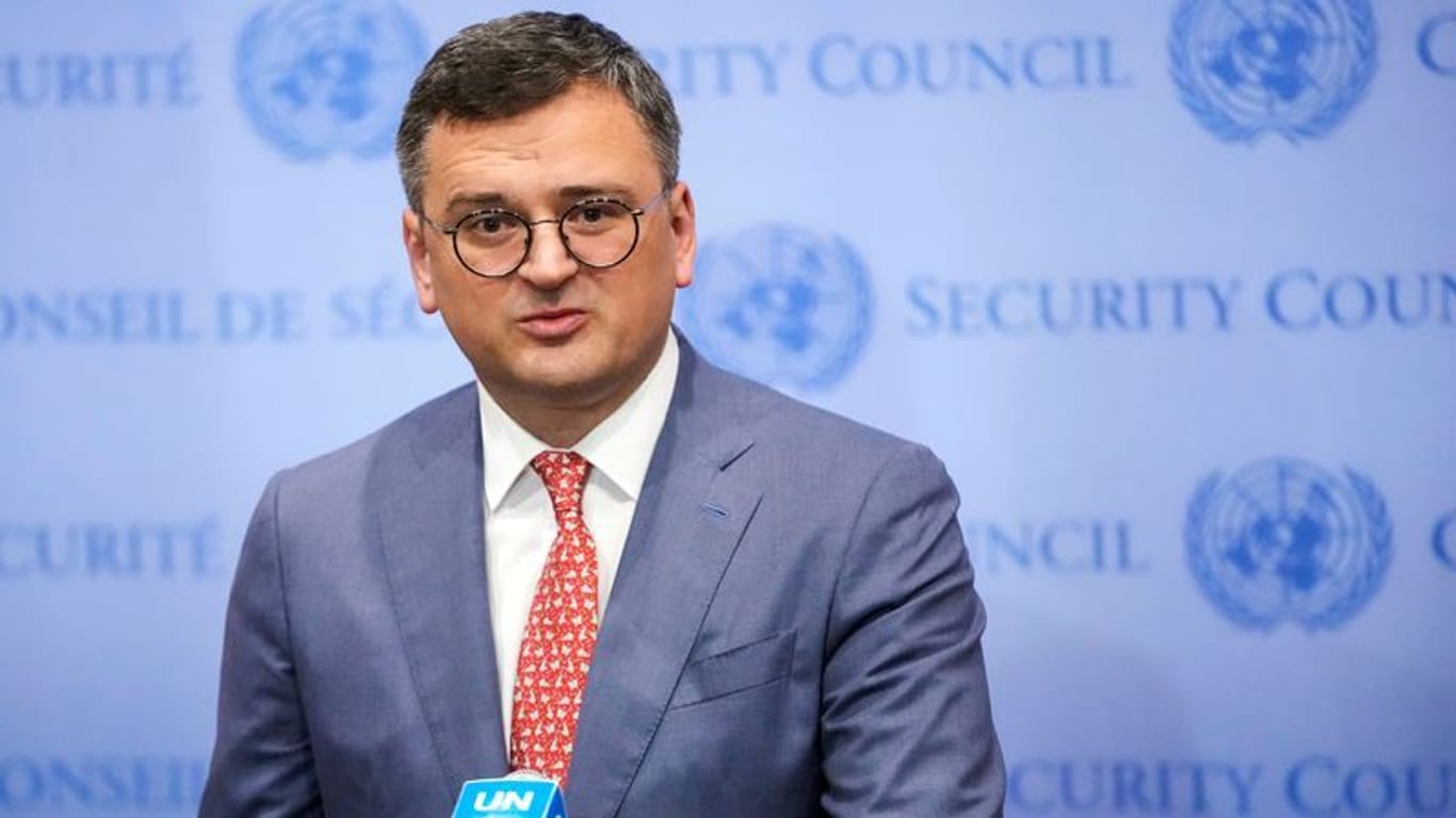 Dmytro Kuleba: Außenminister der Ukraine spricht zu Reportern, bevor er an einer Sitzung des Sicherheitsrates zur Lage in der Ukraine teilnimmt.