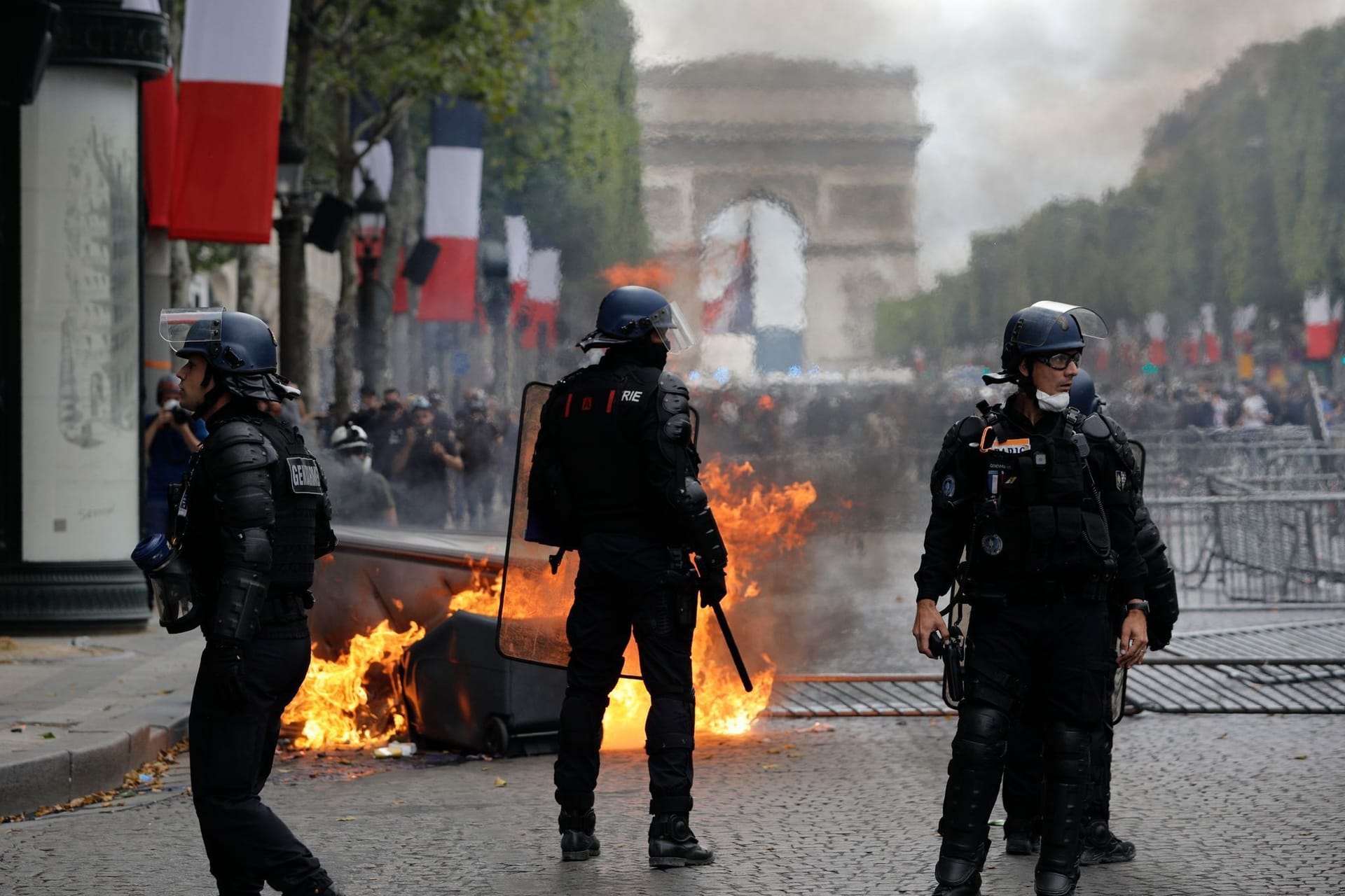 Vor den Feiern zum Nationalfeiertag wurde in Paris wieder demonstriert.