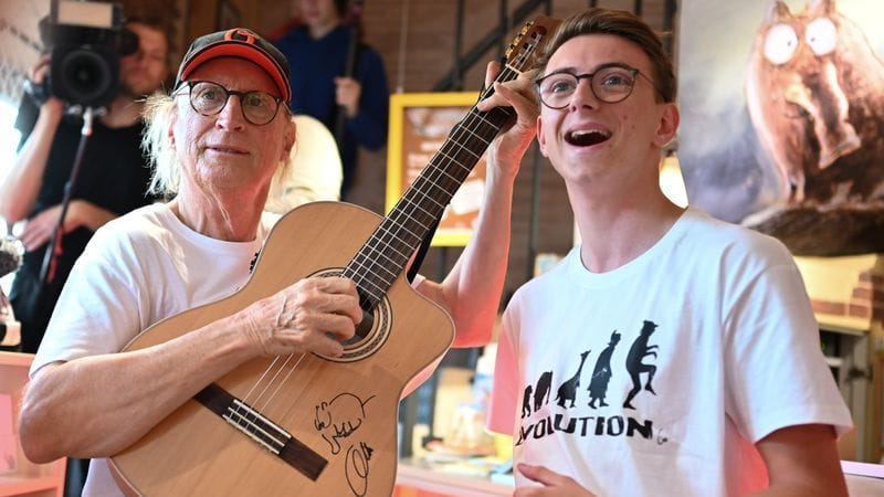 Otto Waalkes (l) stimmt mit einem Fan seinen Hit "Friesenjunge" an im Otto-Huus.