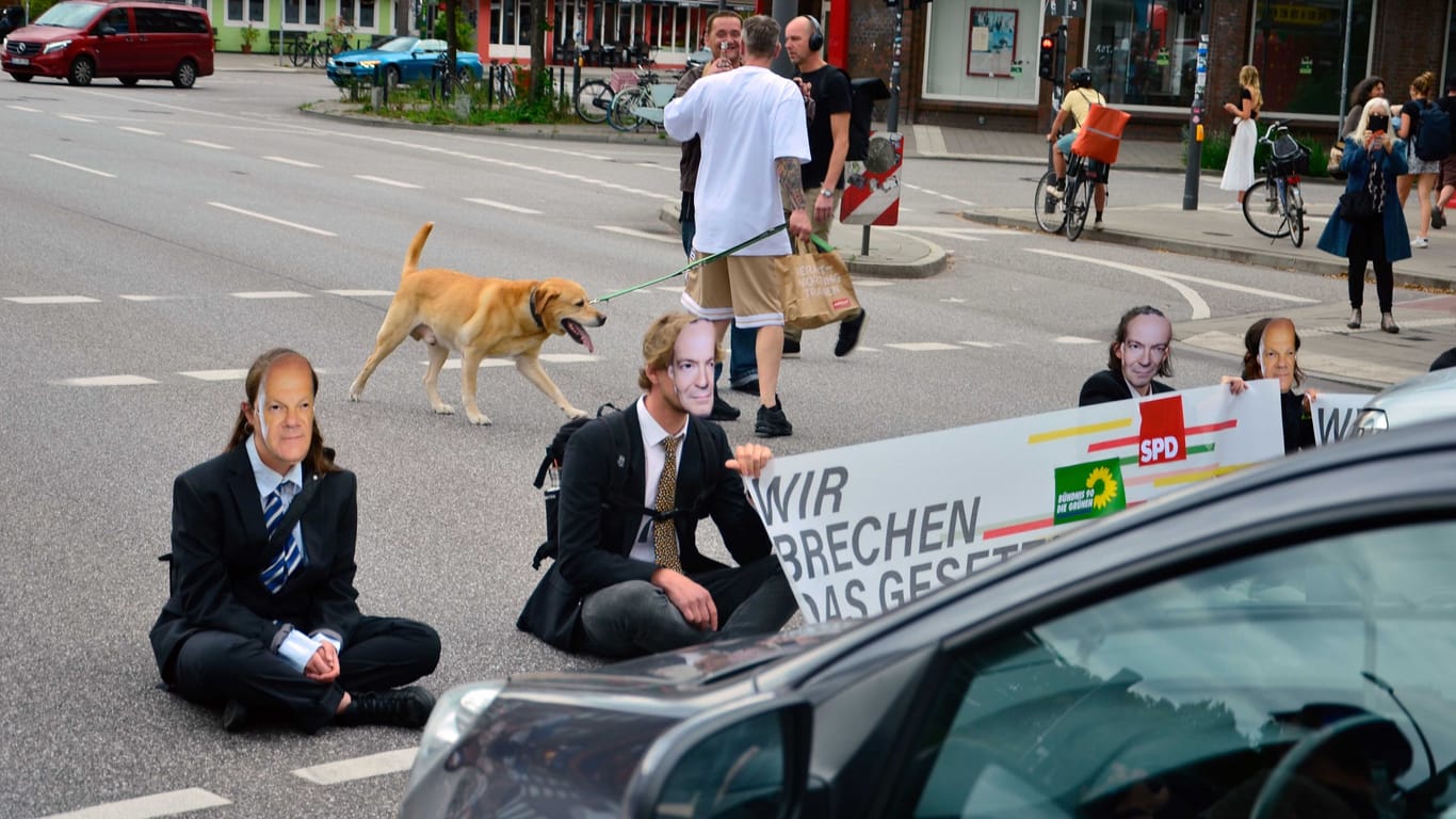 Mitglieder der "Letzten Generation" auf einer Kreuzung in Hamburg