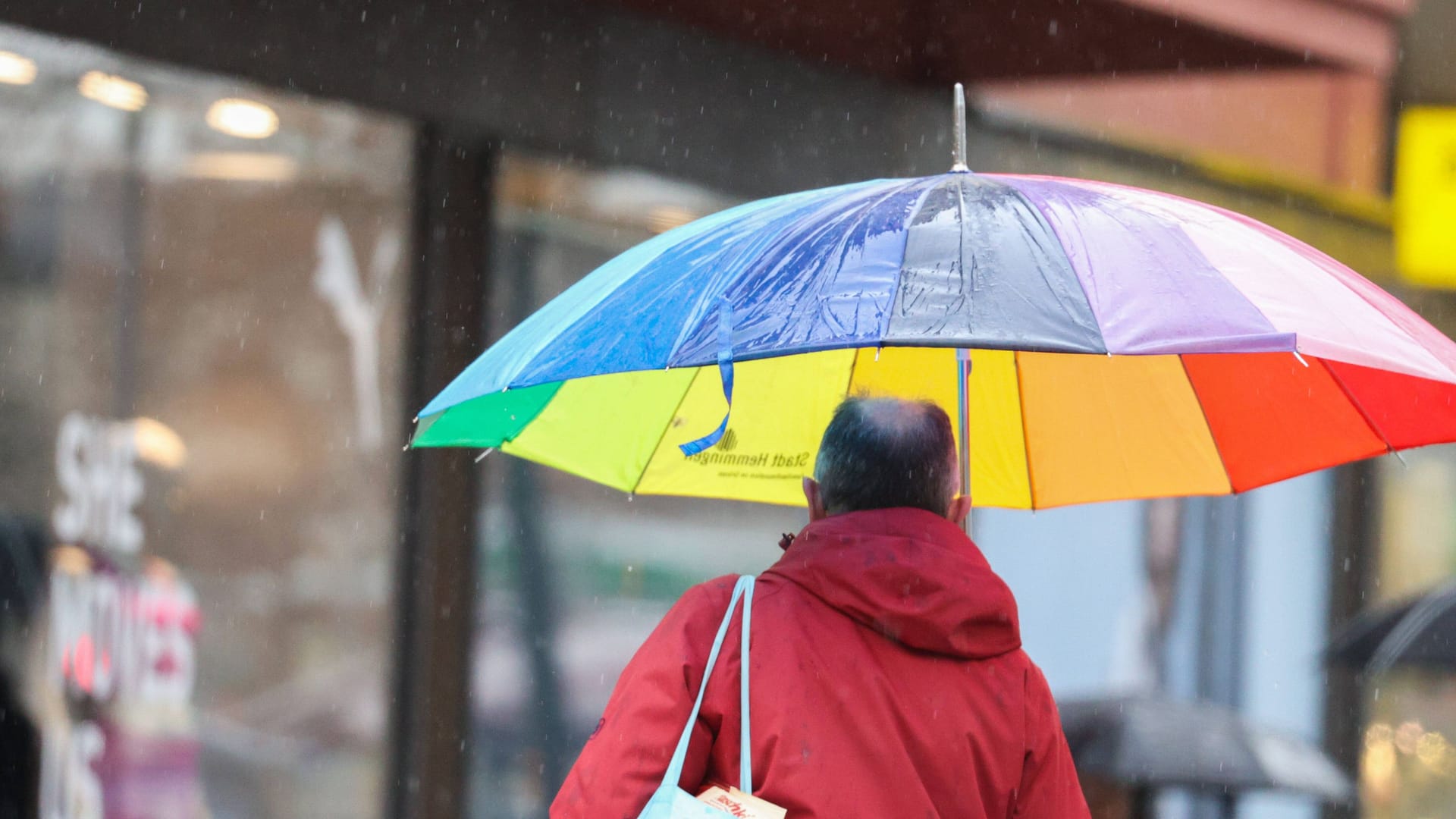 Ein Mann läuft unter einem Regenschirm durch Hannover (Symbolbild): Die neue Woche startet mit Regen, vereinzelt sind auch Gewitter möglich.