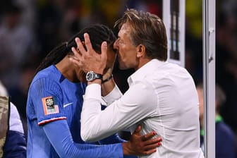Frankreichs Coach Hervé Renard küsst Matchwinnerin und Namensvetterin Wendie Renard.