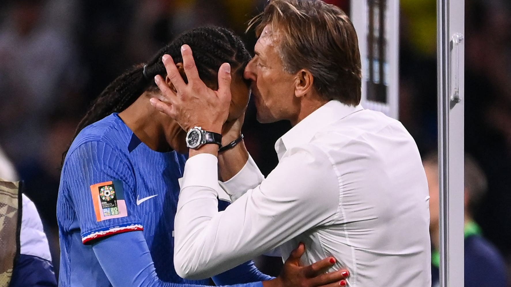 Frankreichs Coach Hervé Renard küsst Matchwinnerin und Namensvetterin Wendie Renard.