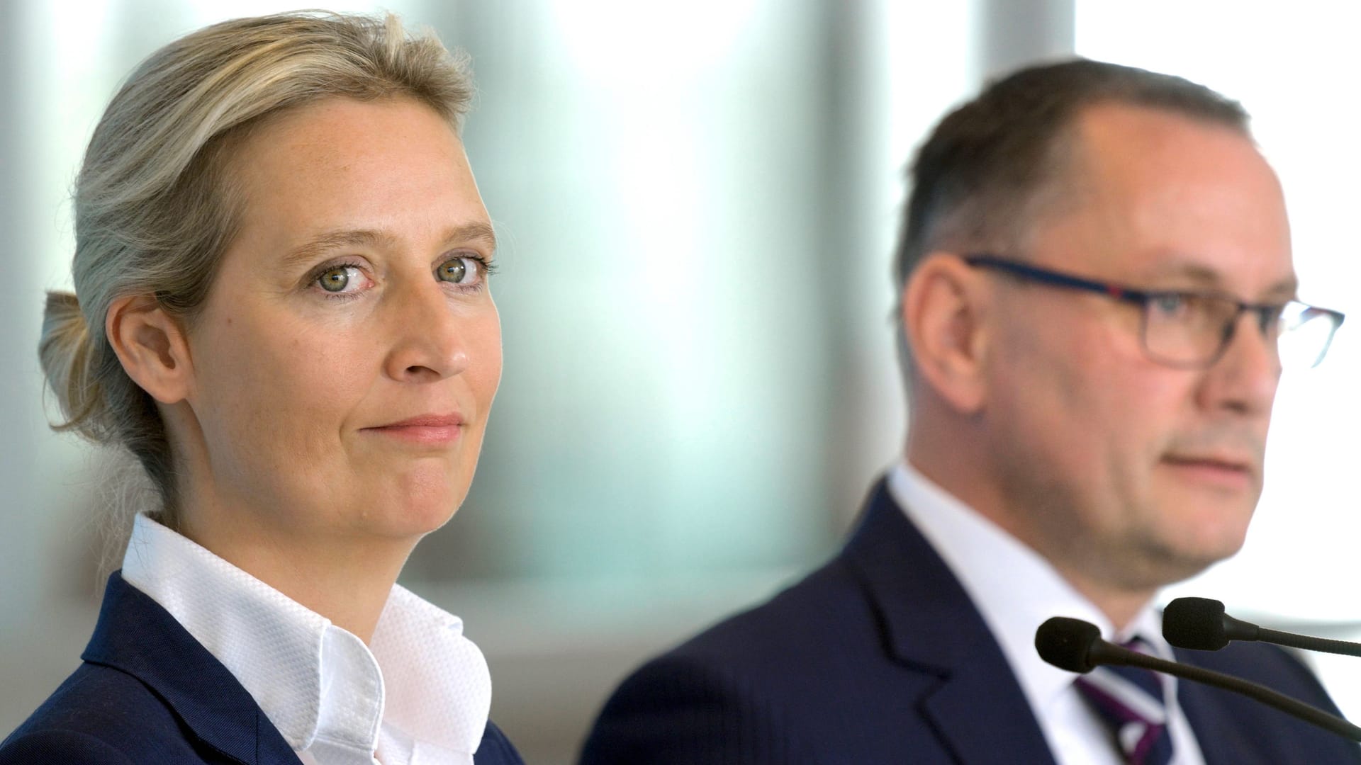 Alice Weidel (l) und Tino Chrupalla, Parteivorsitzende der AfD (Archivbild): Ihre Partei legt in Umfragen zu.