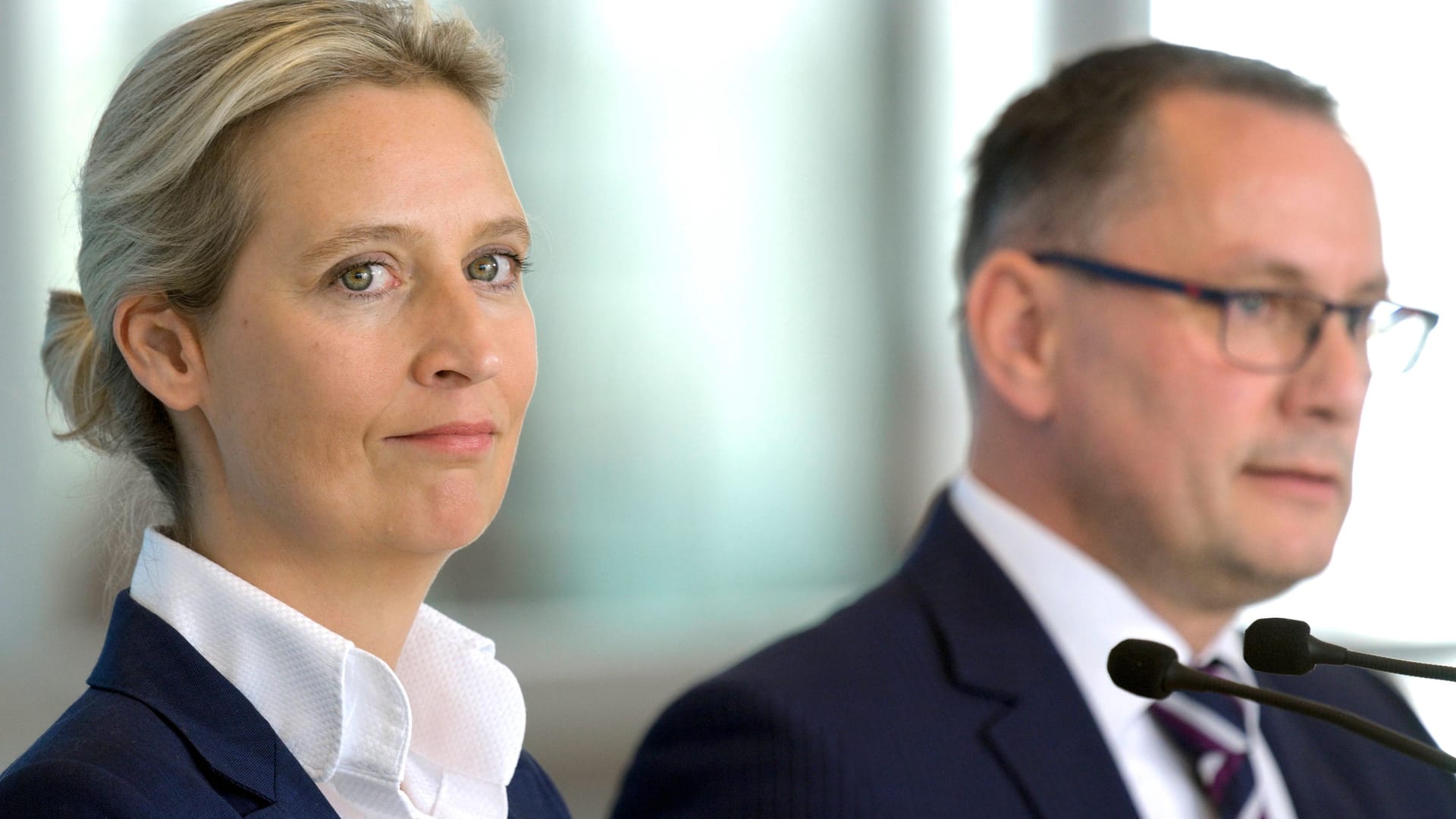 Alice Weidel (l) und Tino Chrupalla, Parteivorsitzende der AfD (Archivbild): Ihre Partei legt in Umfragen zu.