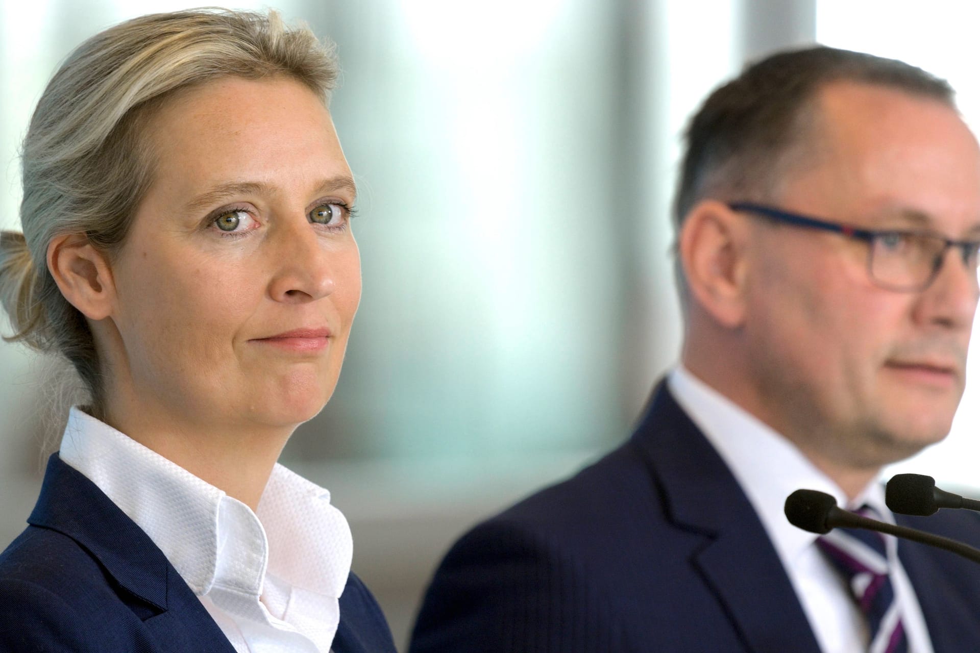 Alice Weidel (l) und Tino Chrupalla, Parteivorsitzende der AfD (Archivbild): Ihre Partei legt in Umfragen zu.