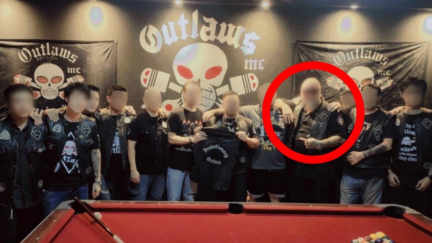 Olaf B.: Der Deutsche bei der Aufnahme eines Mitglieds zur Probe bei Outlaws-Chapter Chiangmai. Er und andere Ausländer stehen auf dem Bild im Zentrum, eingerahmt von Einheimischen.