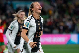 Jule Brand (l.) feiert mit Klara Bühl: Die deutschen Frauen erlebten einen erfolgreichen Start in die WM.
