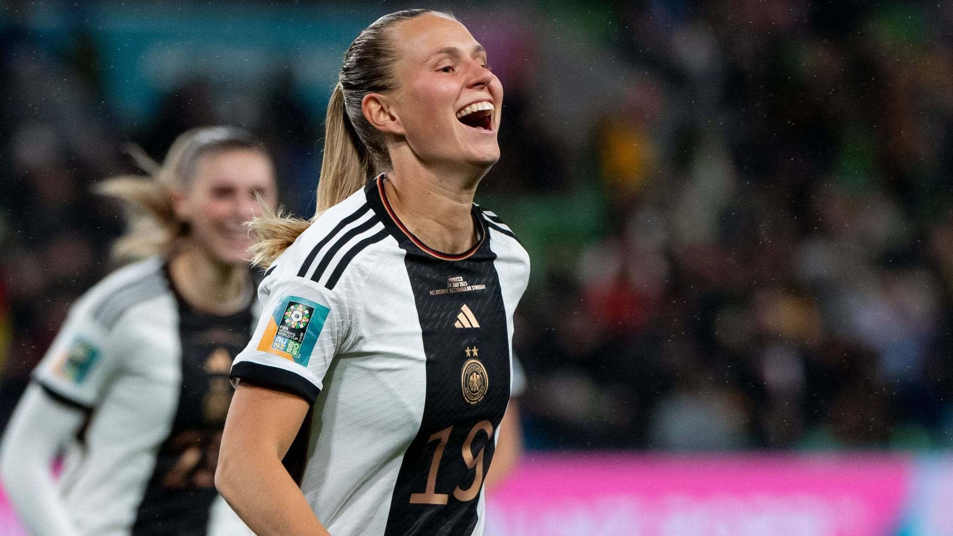 Jule Brand (l.) feiert mit Klara Bühl: Die deutschen Frauen erlebten einen erfolgreichen Start in die WM.