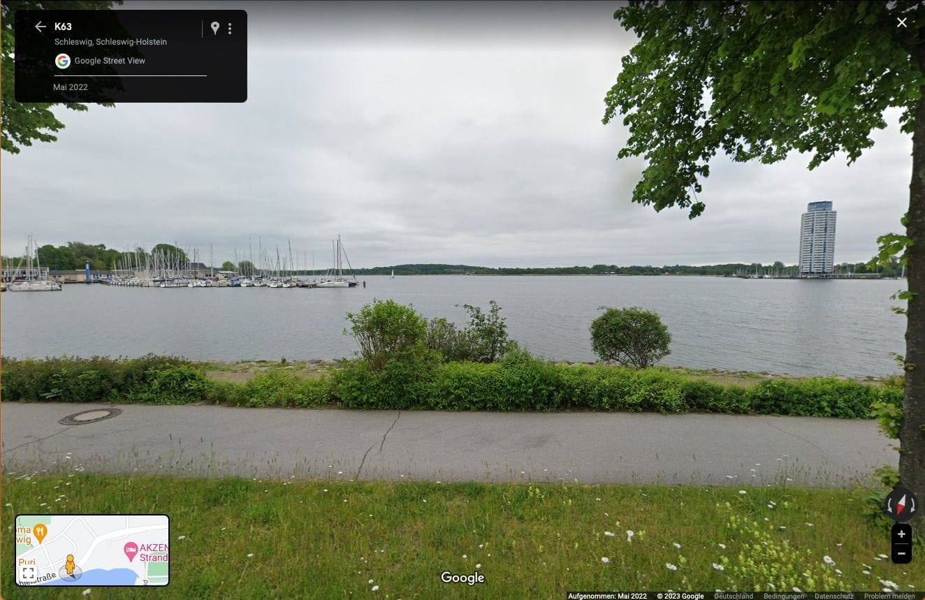 Ein Blick auf die Schlei in Schleswig in Schleswig-Holstein. Das Bild stammt aus dem Mai 2022 – Google hat also auch schon Fotos in Städten erneuert, die deutlich kleiner als die zwanzig größten Städte sind.