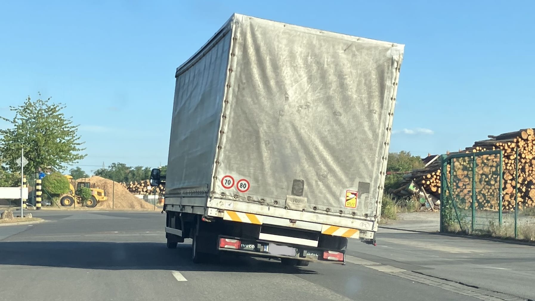 Erheblich in Schieflage: Ein Lastwagen hatte fast drei Mal so viel geladen wie erlaubt. Erheblich in Schieflage: Ein Lastwagen hatte fast drei Mal so viel geladen wie erlaubt.